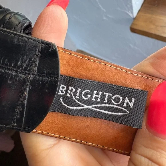Brighton women’s vintage embossed calf skin black croc 2” wide sz small 32.5”